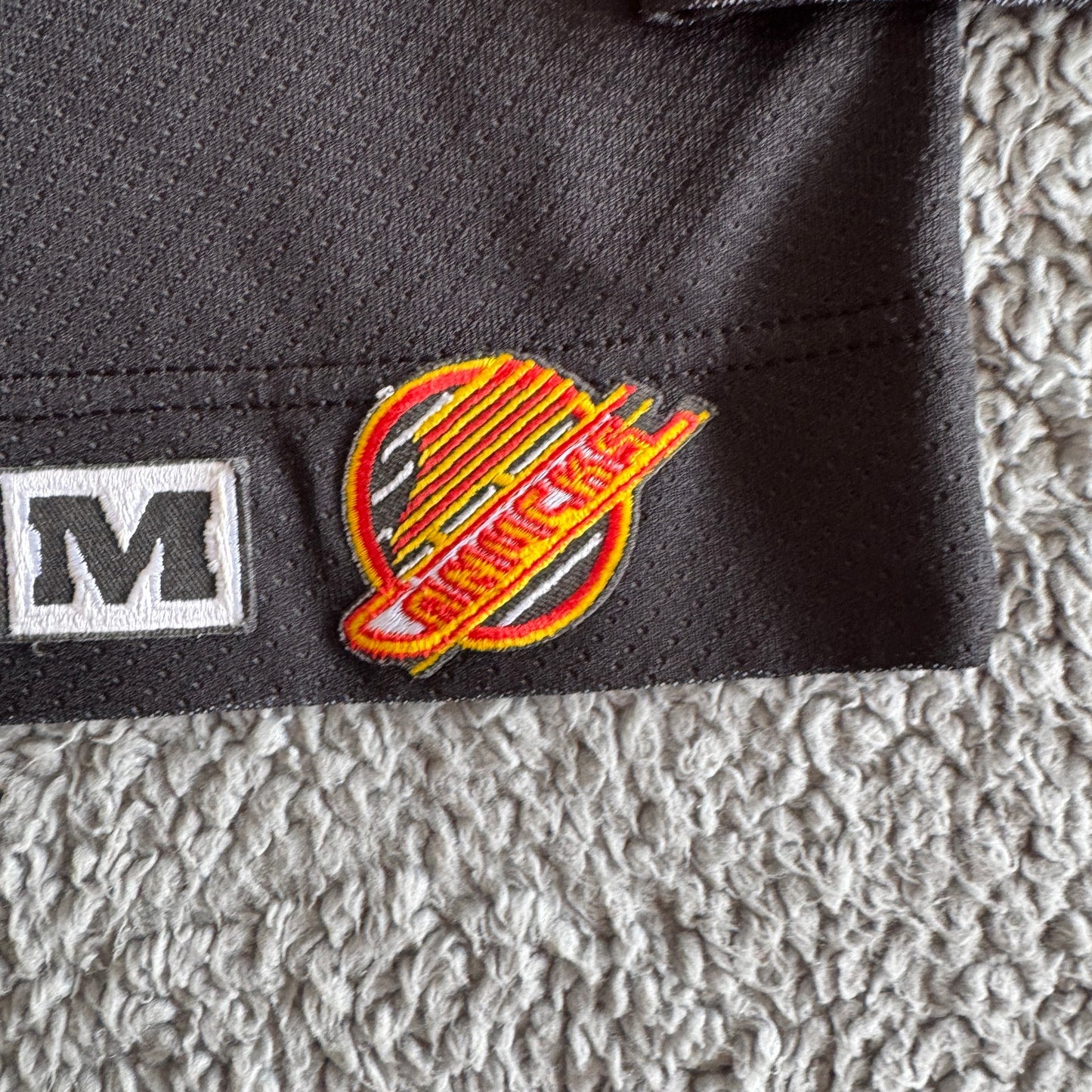 Rare NHL Vancouver Canucks CCM Salmon Gradient Flying Skate Hockey Jersey S/M