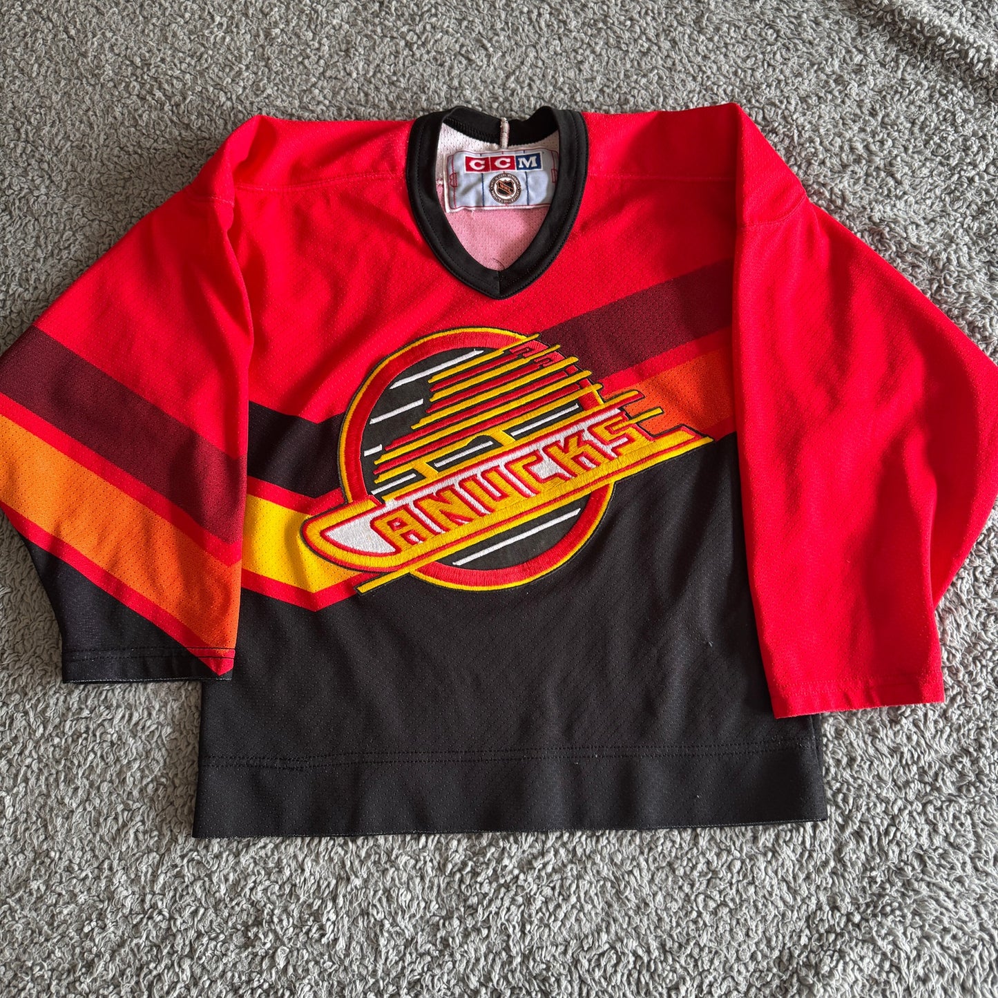 Rare NHL Vancouver Canucks CCM Salmon Gradient Flying Skate Hockey Jersey S/M