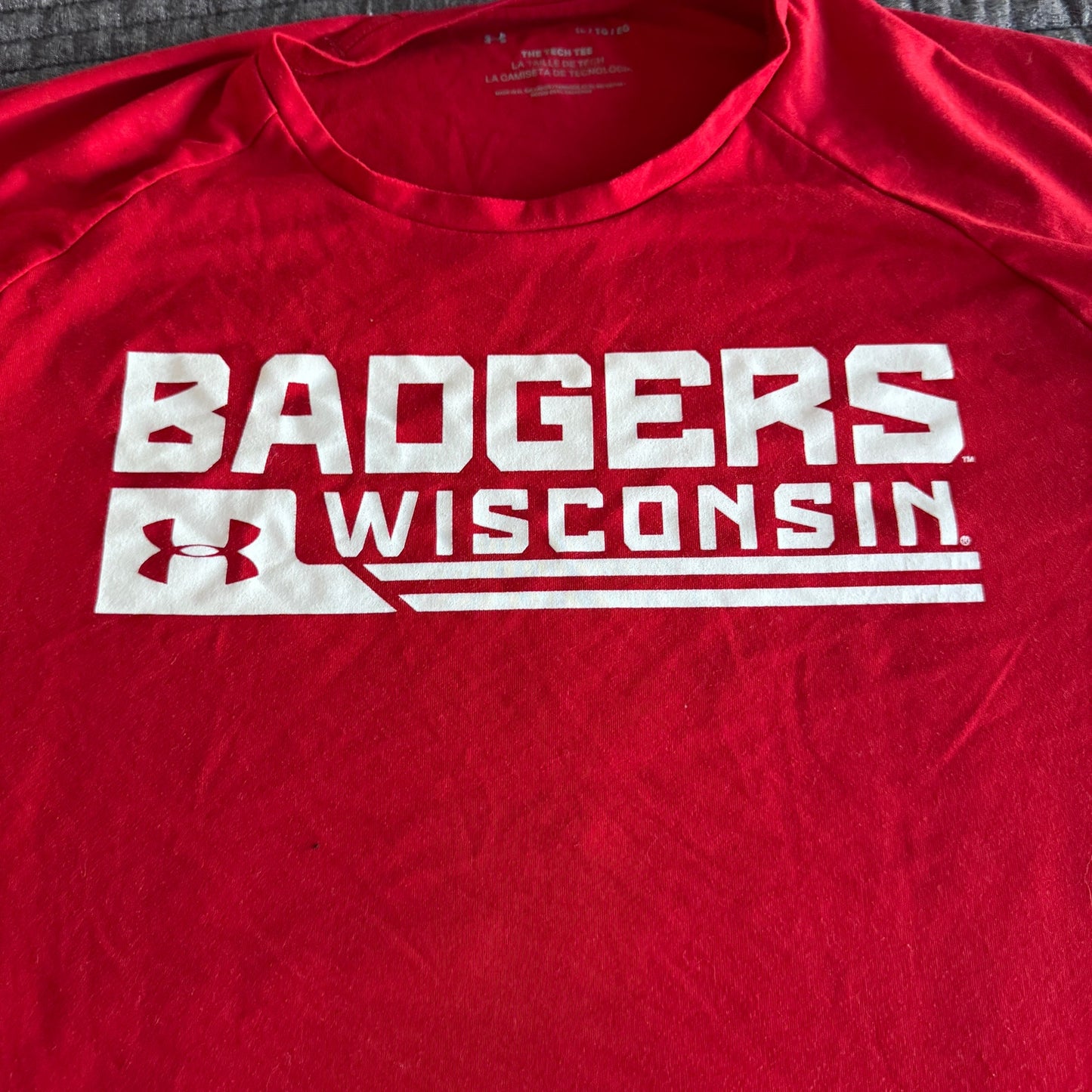 Under Armour NCAA Wisconsin Badgers Red White Logo Men's Shirt XL